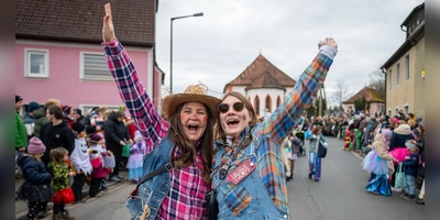 Wenn Menschen in bunten Kostümen, mitreißende Musik und geschmückte Wagen durch die Emskirchner Straßen ziehen, ist es wieder Zeit für den Faschingsumzug.  (Foto: Mirko Fryska)