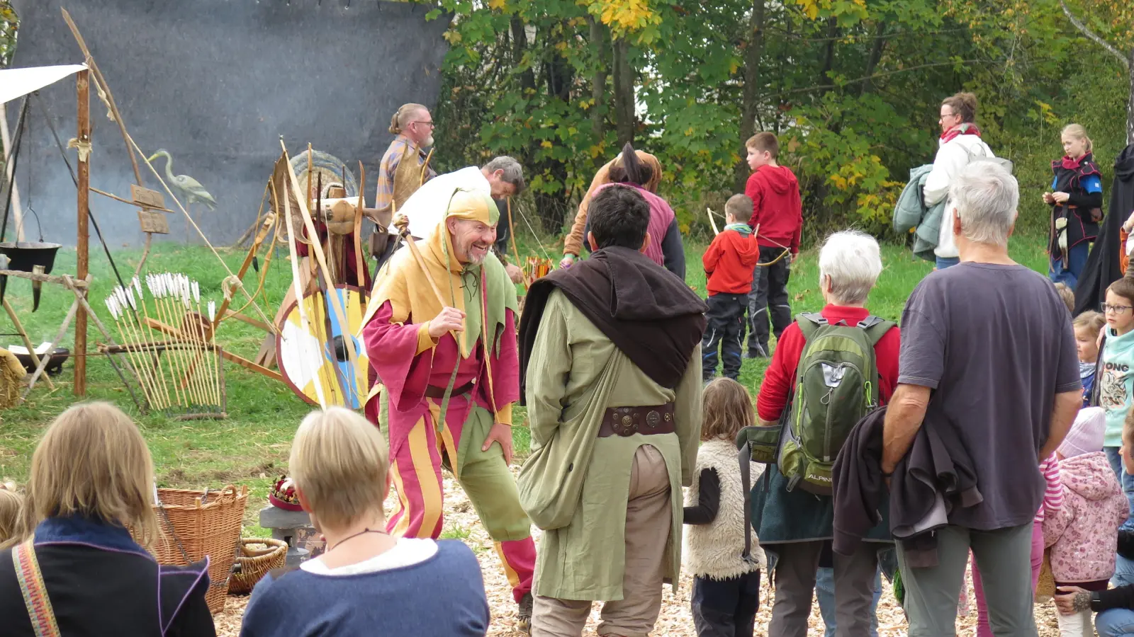 Beim Mittelaltermarkt in Feuchtwangen werden die Besucherinnen und Besucher mit verschiedenen Darbietungen unterhalten. Unser Foto entstand bei der Auflage im vergangenen Jahr.<br> <br><br> (Archivbild: Alexander Schäffer)