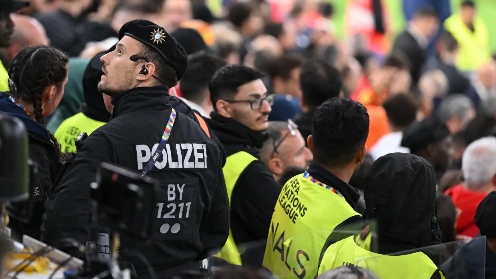 Der Vorfall in der Verlängerung sorgte für ein Großaufgebot an Sicherheitskräften und medizinischem Personal auf der Tribüne. (Foto: Sven Hoppe/dpa)
