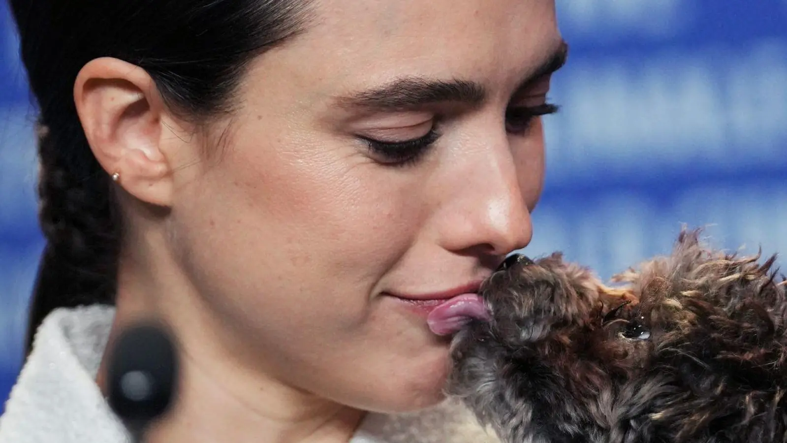 Margaret Qualley präsentierte ihren Hund erstmals der Öffentlichkeit. (Foto: Soeren Stache/dpa)