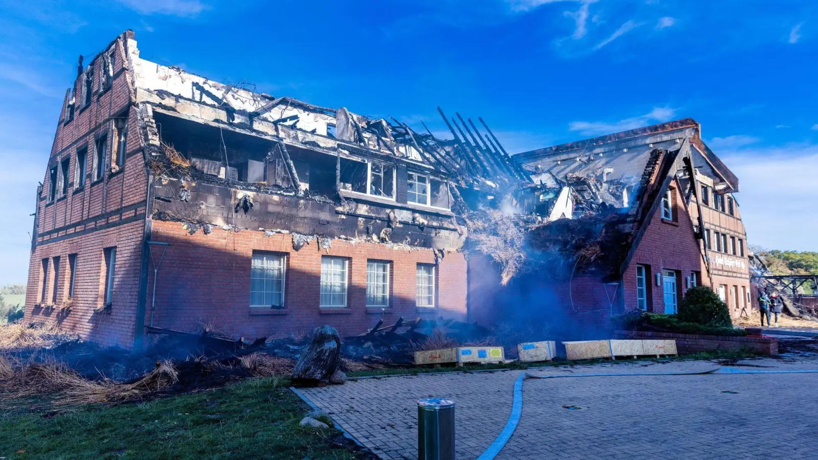 Rauch steigt aus den Resten des abgebrannten Hotelgebäudes auf. (Foto: Jens Büttner/dpa)