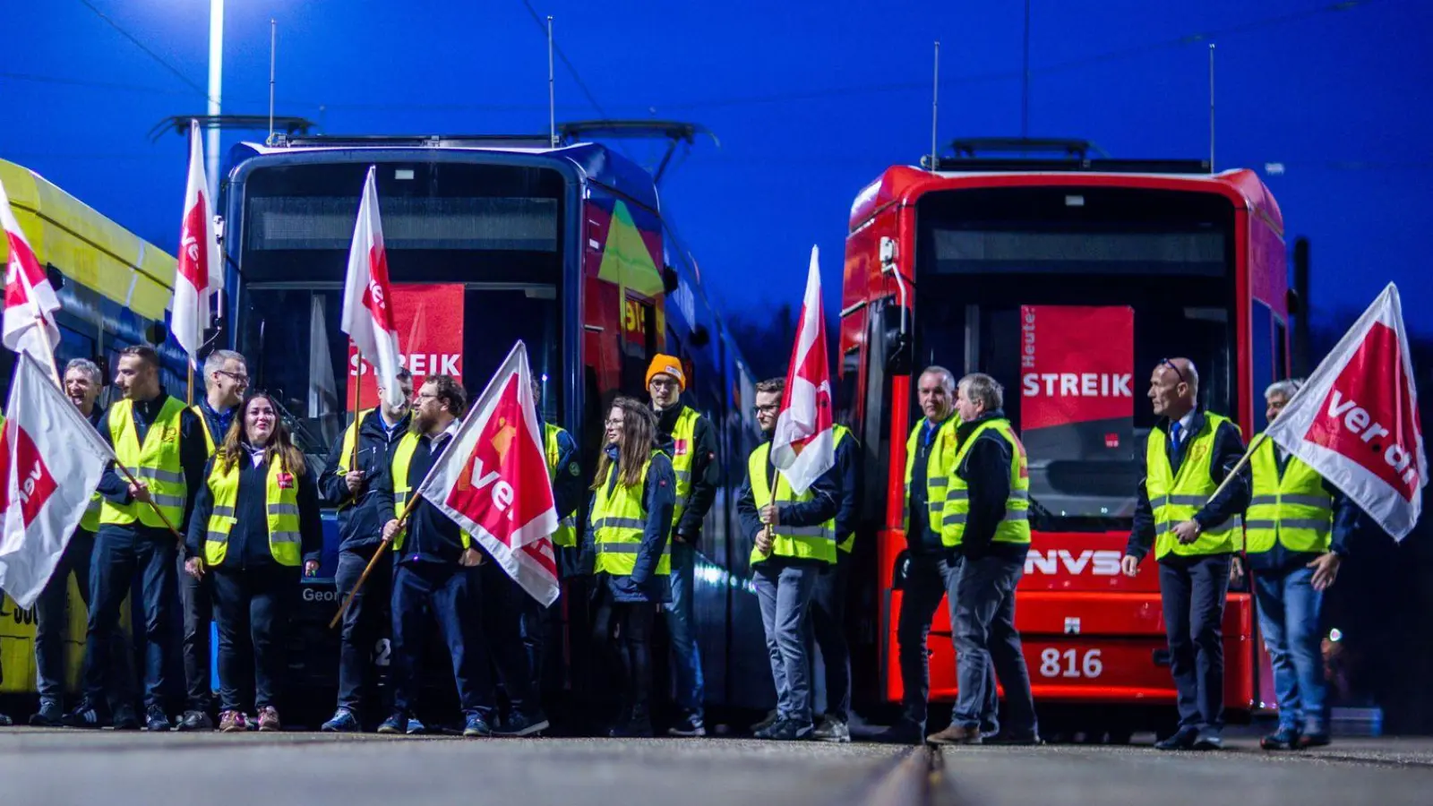 Bundesweit fallen heute und vielerorts auch morgen Busse und Bahnen aus - wegen Warnstreiks. (Foto: Jens Büttner/dpa)