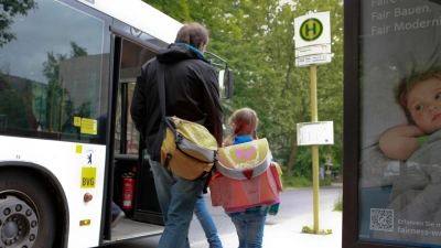 Aus Gründen der Sicherheit: Wie andere Fahrzeuge an haltenden Schul- und Linienbussen vorbeifahren dürfen, ist genau geregelt. (Foto: Silvia Marks/dpa-tmn/dpa)