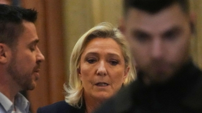 Auch in Berufung fordert die Anklage, Le Pen zeitweise das passive Wahlrecht zu entziehen. (Archivbild) (Foto: Christophe Ena/AP/dpa)