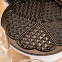 Lässt sich ein Waffeleisen einfach mit einem Stärke-Teig reinigen? (Foto: Christin Klose/dpa-tmn)