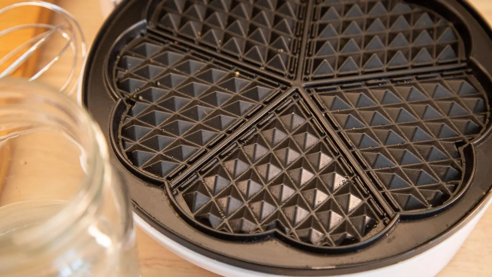 Lässt sich ein Waffeleisen einfach mit einem Stärke-Teig reinigen? (Foto: Christin Klose/dpa-tmn)