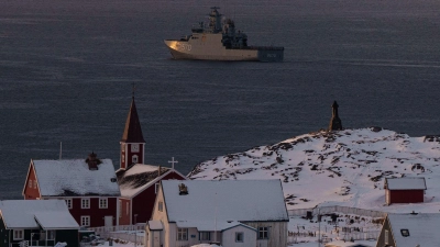Die Königlich Dänische Marine patrouilliert in der Nähe von Nuuk. (Archivbild) (Foto: Evgeniy Maloletka/AP/dpa)