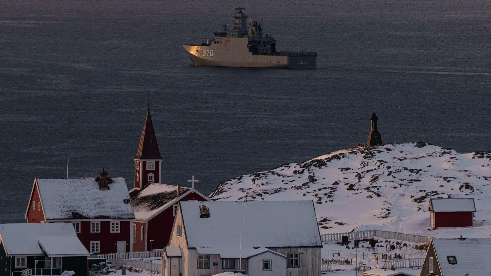 Die Königlich Dänische Marine patrouilliert in der Nähe von Nuuk. (Archivbild) (Foto: Evgeniy Maloletka/AP/dpa)