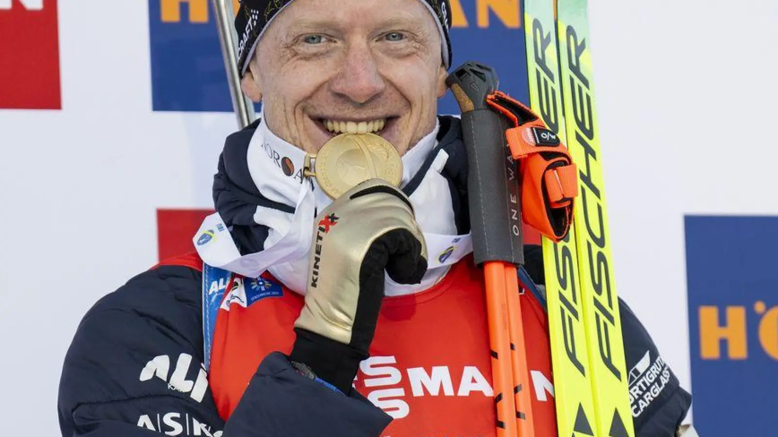 Johannes Thingnes Bö holt seine 21. WM-Goldmedaille - das ist Rekord.  (Foto: Gian Ehrenzeller/KEYSTONE/dpa)