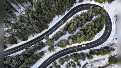Bei engen Kurven gilt: Tempo rausnehmen. (Foto: Jan Woitas/dpa/dpa-tmn)
