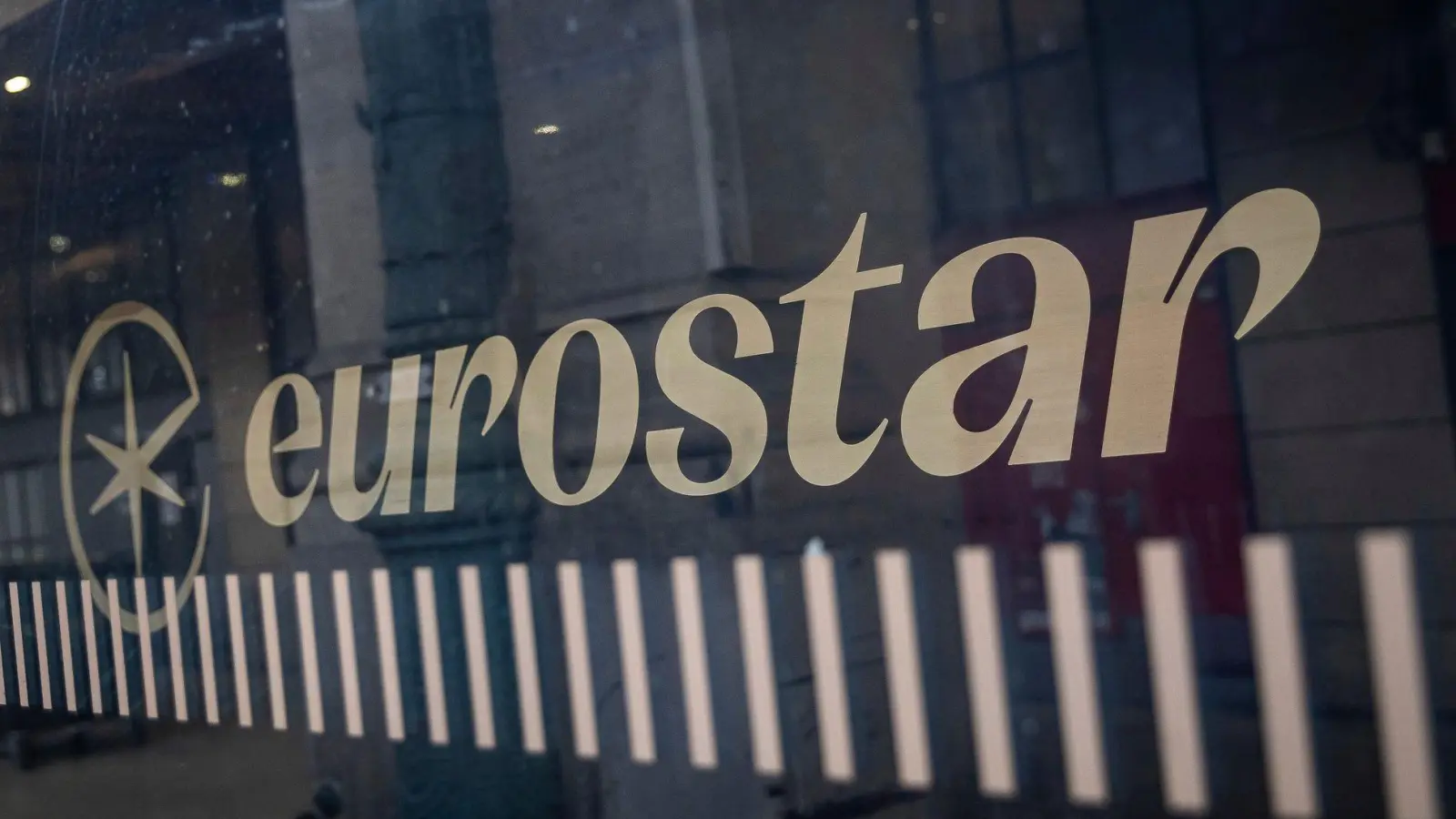 Im Bahnverkehr durch den Eurotunnel kann es auch am Tag nach dem großen Reisechaos zu Verspätungen und Zugausfällen kommen. (Foto: Aurelien Morissard/AP/dpa)