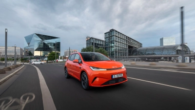 Kleinwagen mit großer Reichweite: Der BYD Dolphin G DM-i kombiniert Plug-in-Hybrid-Technologie mit bis zu 1.040 Kilometern Gesamtreichweite. (Foto: BYD/dpa-tmn)