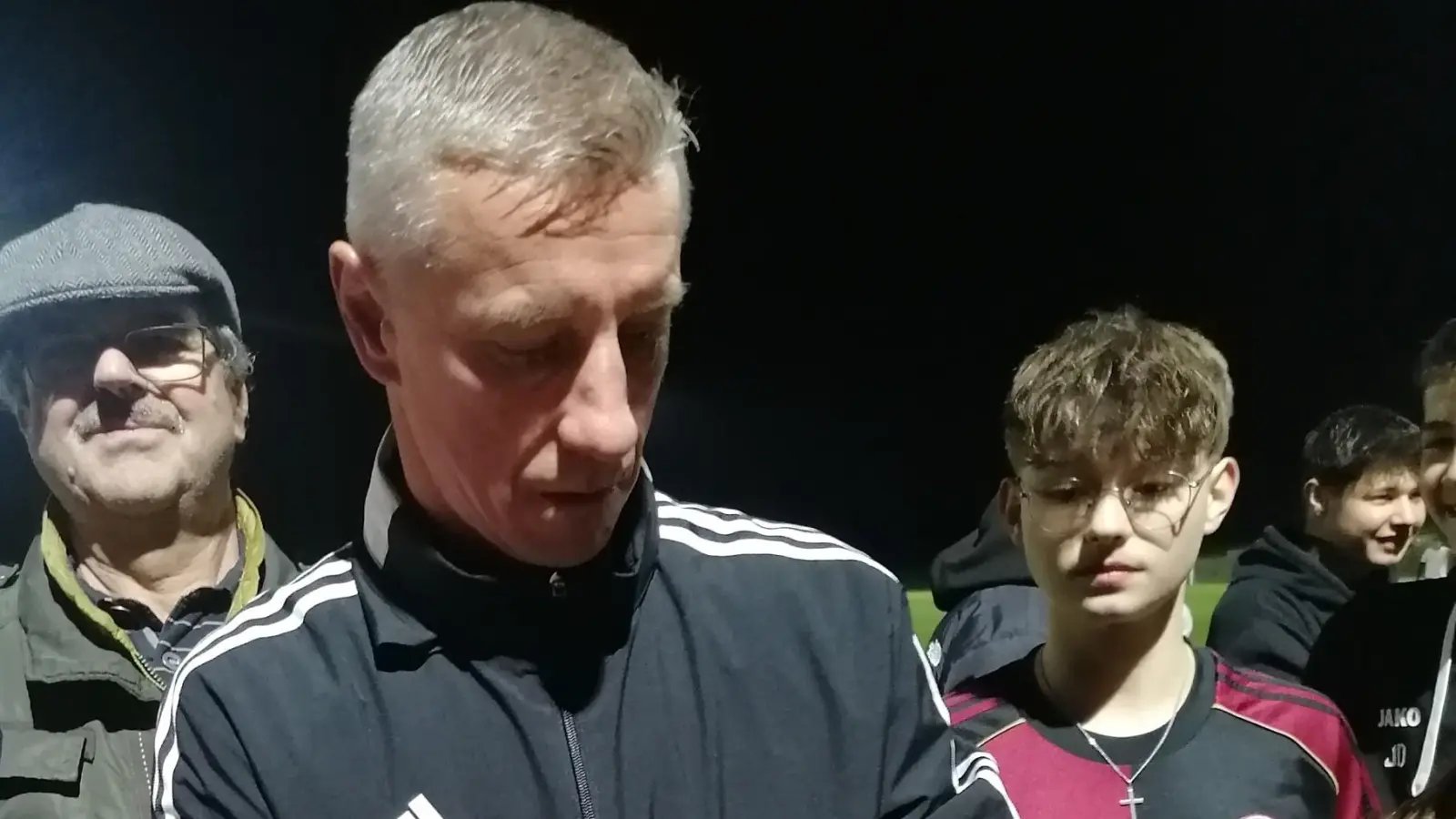 Kein Autogrammwunsch blieb unerfüllt: Marek Mintal setzte seine Unterschrift auch auf Fußballschuhe.  (Foto: Friedrich Zinnecker)