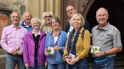Sie stecken hinter den zwei Stadtpilgerwegen (von links): Frank Elebracht, Werner Weber, Dekanin Jutta Holzheuer, Horst Fechner, Maria Rummel, Dr. Oliver Gußmann, Carmen Kühlwein und Richard Rummel. (Foto: Margit Schwandt)