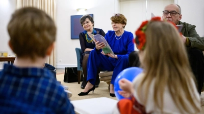 Elke Büdenbender, Ehefrau von Bundespräsident Steinmeier, liest Flüchtlingskindern aus der Ukraine im Schloss Bellevue Geschichten vor. Büdenbender ist eine der Schirmherrinen für das Buchprojekt „Better Time Stories“. (Foto: Bernd von Jutrczenka/dpa/Archiv)