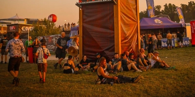 Erschöpft von der Hitze und froh über den Sonnenuntergang ruhen sich diese Fans aus. (Foto: Martina Haas)