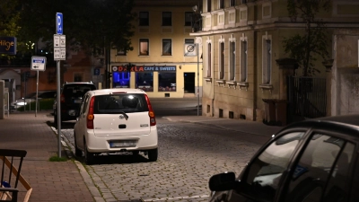 An dieser Stelle in der Ansbacher Karolinenstraße wurde ein Fußgänger lebensgefährlich verletzt, der von der Maximilianstraße (im Hintergrund) kam. Passanten riefen den Notarzt und retteten sein Leben. (Foto: Manfred Blendinger)