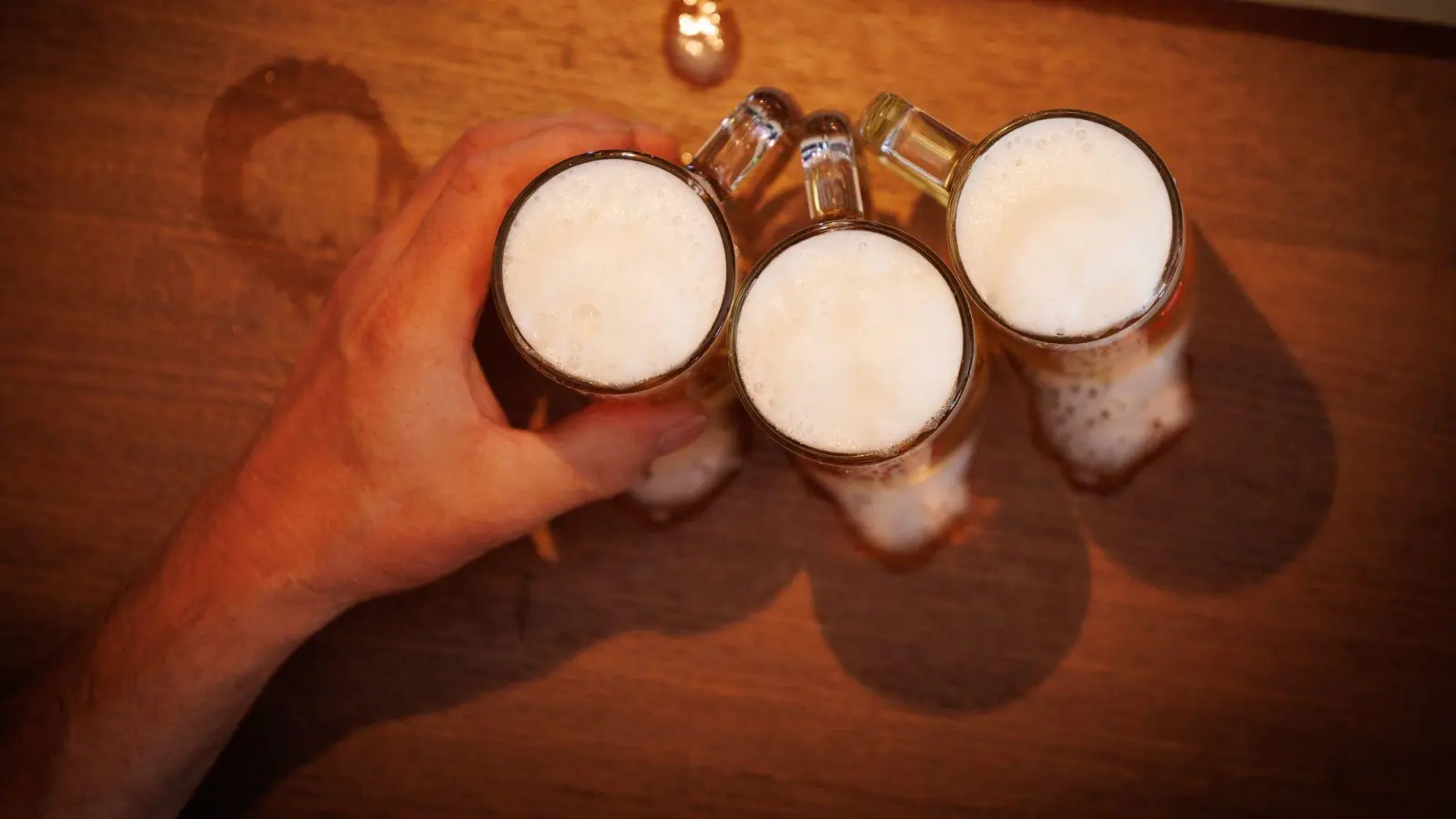 Ein Mann hatte in Rosenheim Alkohol getrunken - und landete dann in einer falschen Wohnung. (Symbolbild) (Foto: Friso Gentsch/dpa)