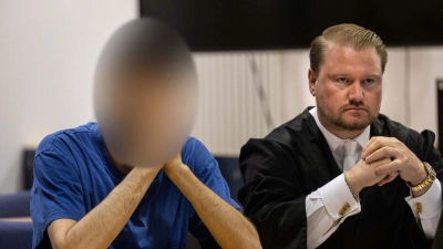 Mit vier Benzinkanistern soll der angeklagte 24-Jährige (links neben seinem Anwalt) zur Wohnung der Familie seiner Ex-Verlobten gegangen sein. (Foto: Dieter Menne/dpa)