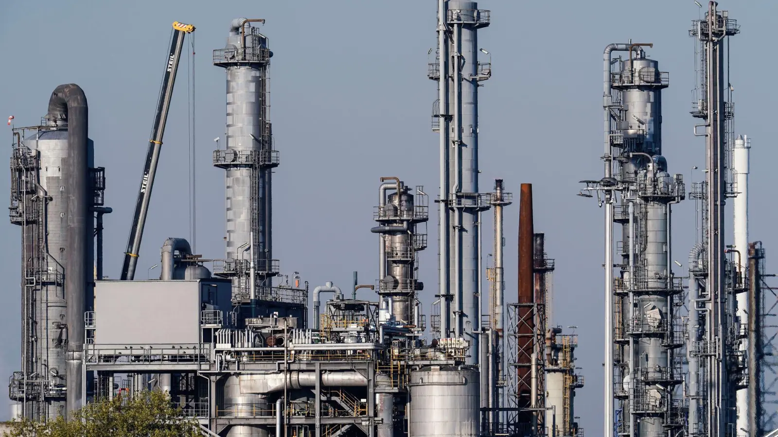 Industrieanlagen in Ludwigshafen. Die chemische Industrie weitet die Forschungsetats in diesem Jahr nicht aus. (Foto: Uwe Anspach/dpa)