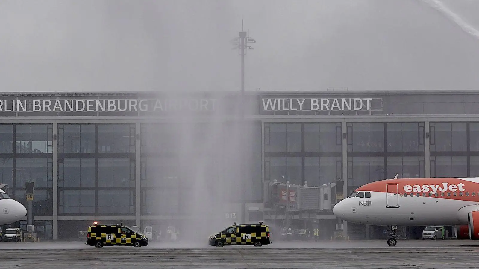 Am 31. Oktober 2020 landeten die ersten Flugzeuge am Hauptstadtflughafen BER. (Archivbild) (Foto: Michael Kappeler/dpa)