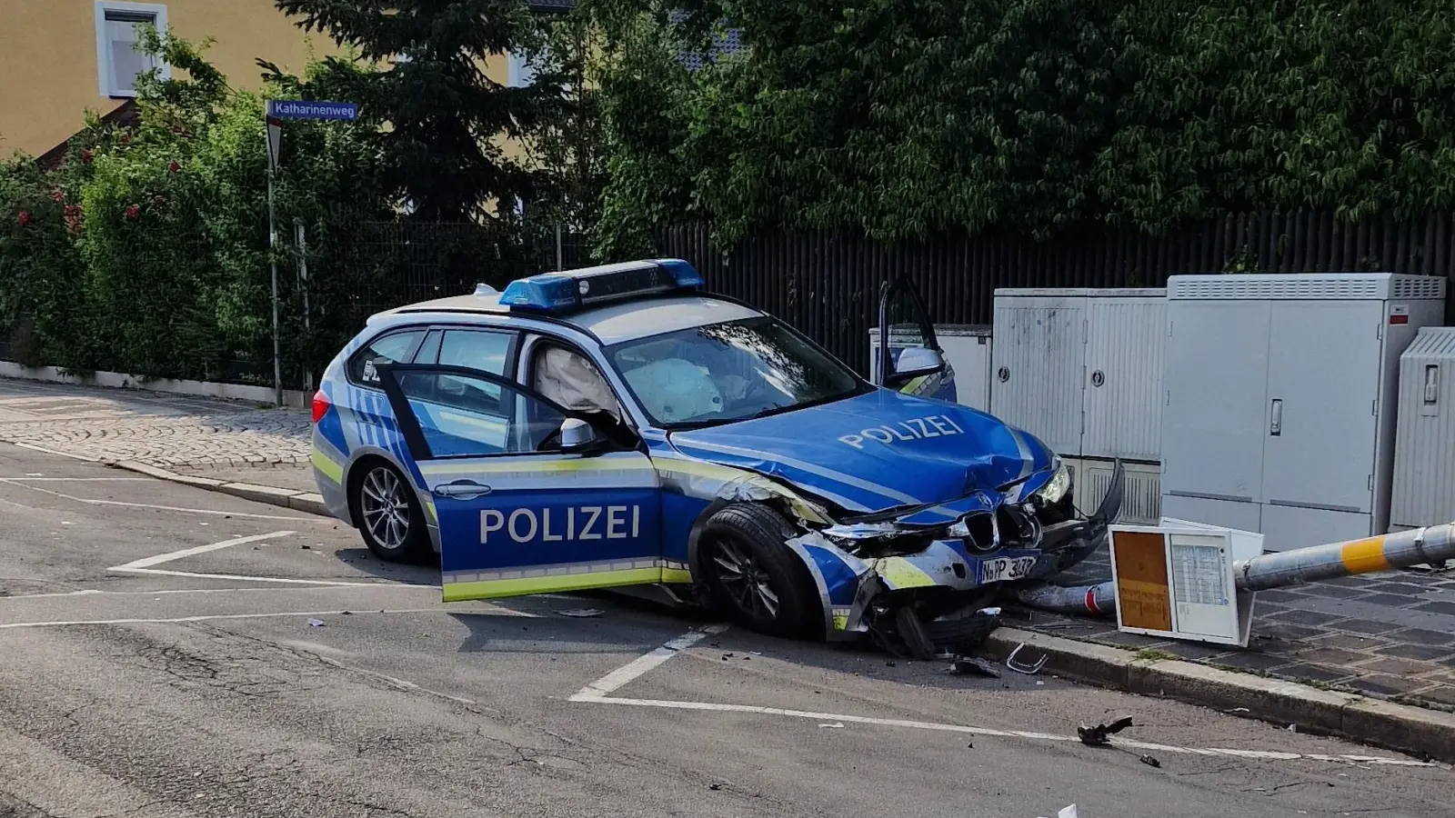 In Neustadt ist eine Polizeistreife gegen einen Laternenmast gefahren. (Foto: Johann Schmidt)