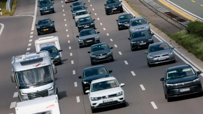 In Deutschland sind im März deutlich mehr Autos neu zugelassen worden als im Vorjahresmonat. (Archivbild) (Foto: Thomas Banneyer/dpa)