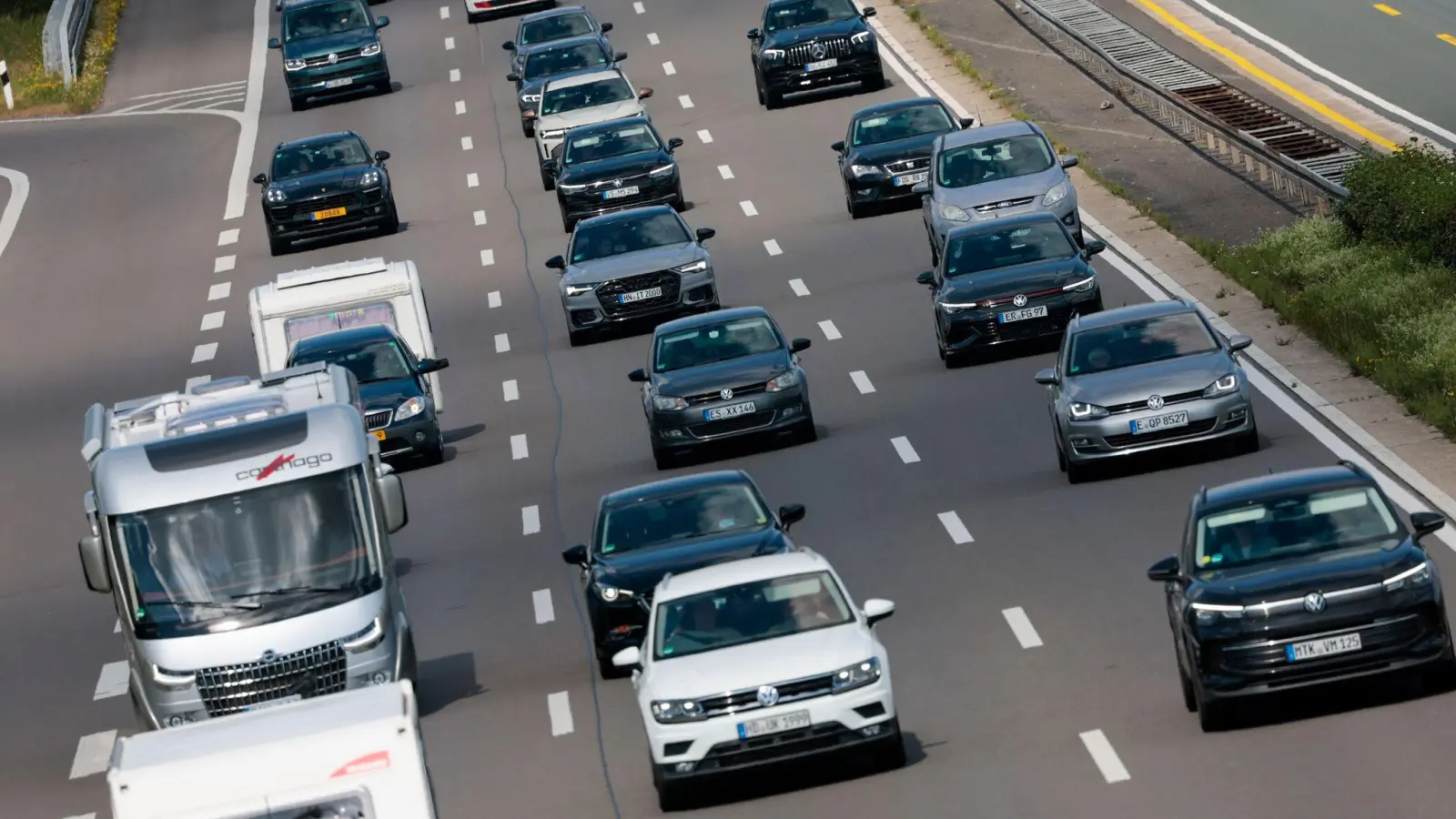 In Deutschland sind im März deutlich mehr Autos neu zugelassen worden als im Vorjahresmonat. (Archivbild) (Foto: Thomas Banneyer/dpa)