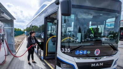 Der Bund will den Ankauf von E-Bussen für den Nahverkehr mit deutlich weniger Mitteln fördern. (Archivbild) (Foto: Jens Büttner/dpa)