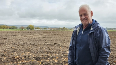 Außer Spesen nichts gewesen: Archäologe Dr. Matthias Leicht vor dem Acker, den er in dieser Woche untersucht hat. (Foto: Wolfgang Grebenhof)