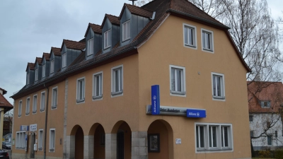 Die Sanierung des alten Rathauses in der Hindenburgstraße ist schon lange ein Thema in Emskirchen. Es wird als Wohn- und Geschäftshaus genutzt.  (Foto: Ute Niephaus)