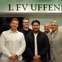 Der bisherige FVU-Vorsitzende Walter Schürmann (rechts) gratuliert dem neuen Vorstand (von links): Vize-Vorsitzender Philipp Müller, Schriftführer Thomas Pröschel, der Vorsitzende Eric Lange und Kassier Gerhard Lagler. (Foto: Johannes Zimmermann)