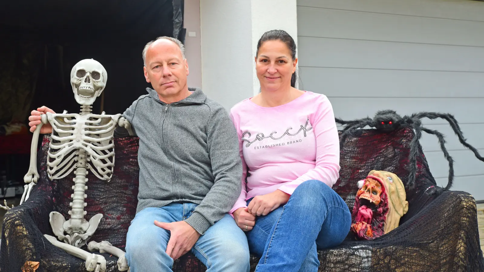 Zwischen Skelett und Spinne: Christa und Steve Miller. (Foto: Irmeli Pohl)