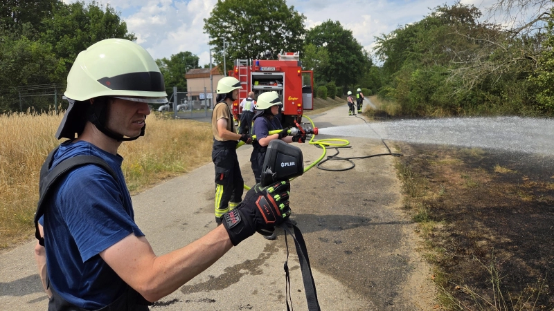 Mit vereinten Kräften widmet man sich der Brandbekämpfung. Hinten links ist die Mess- und Regelanlage Reinhardshofen zu sehen. (Foto: Kreisfeuerwehrverband Neustadt/Rainer Weiskirchen)