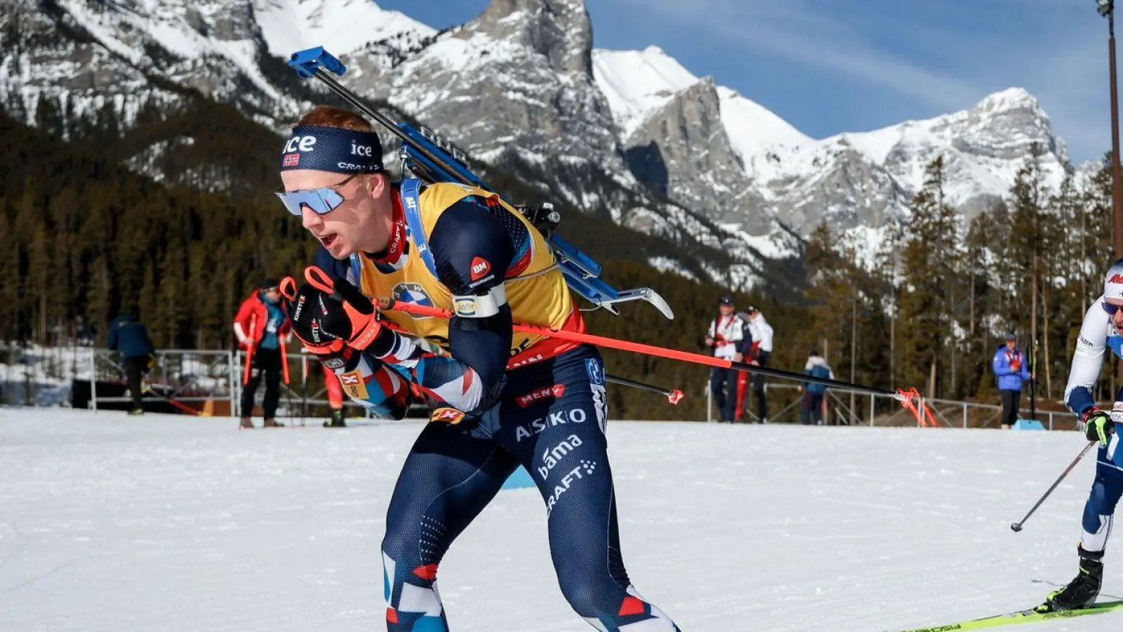 Der Norweger Johannes Thingnes Bö (l) sicherte sich das Gelbe Trikot. (Foto: Jeff McIntosh/The Canadian Press/AP/dpa)