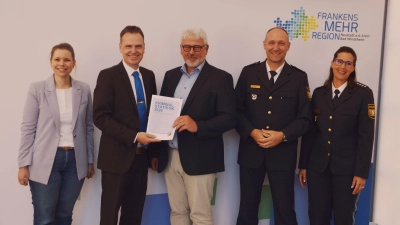 Freuen sich über den sicheren Landkreis Neustadt/Aisch-Bad Windsheim (von links): die Abteilungsleiterin für öffentliche Sicherheit und Ordnung am Landratsamt Franziska Zeilinger-Latka, Dr. Christian von Dobschütz, Hermann Struhler, Carsten Keller und die Neustädter Vize-Polizeichefin Sonja Sachs. (Foto: Johannes Zimmermann)
