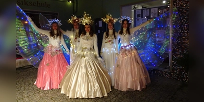 Heimische Chöre, der beliebte Walk-Act der Tanzvilla und einiges mehr bieten den Besuchern ein stimmungsvolles Programm. (Foto: Stadt Creglingen)