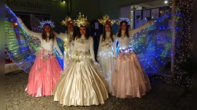 Heimische Chöre, der beliebte Walk-Act der Tanzvilla und einiges mehr bieten den Besuchern ein stimmungsvolles Programm. (Foto: Stadt Creglingen)