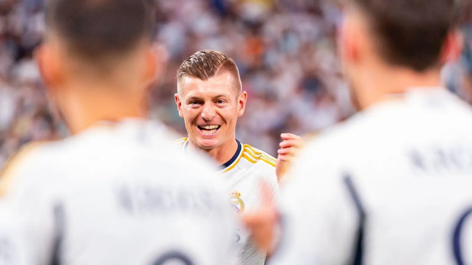 Toni Kroos (M) wurde bei seinem letzten Heimspiel mit Real Madrid emotional verabschiedet. (Foto: Alberto Gardin/ZUMA Press Wire/dpa)