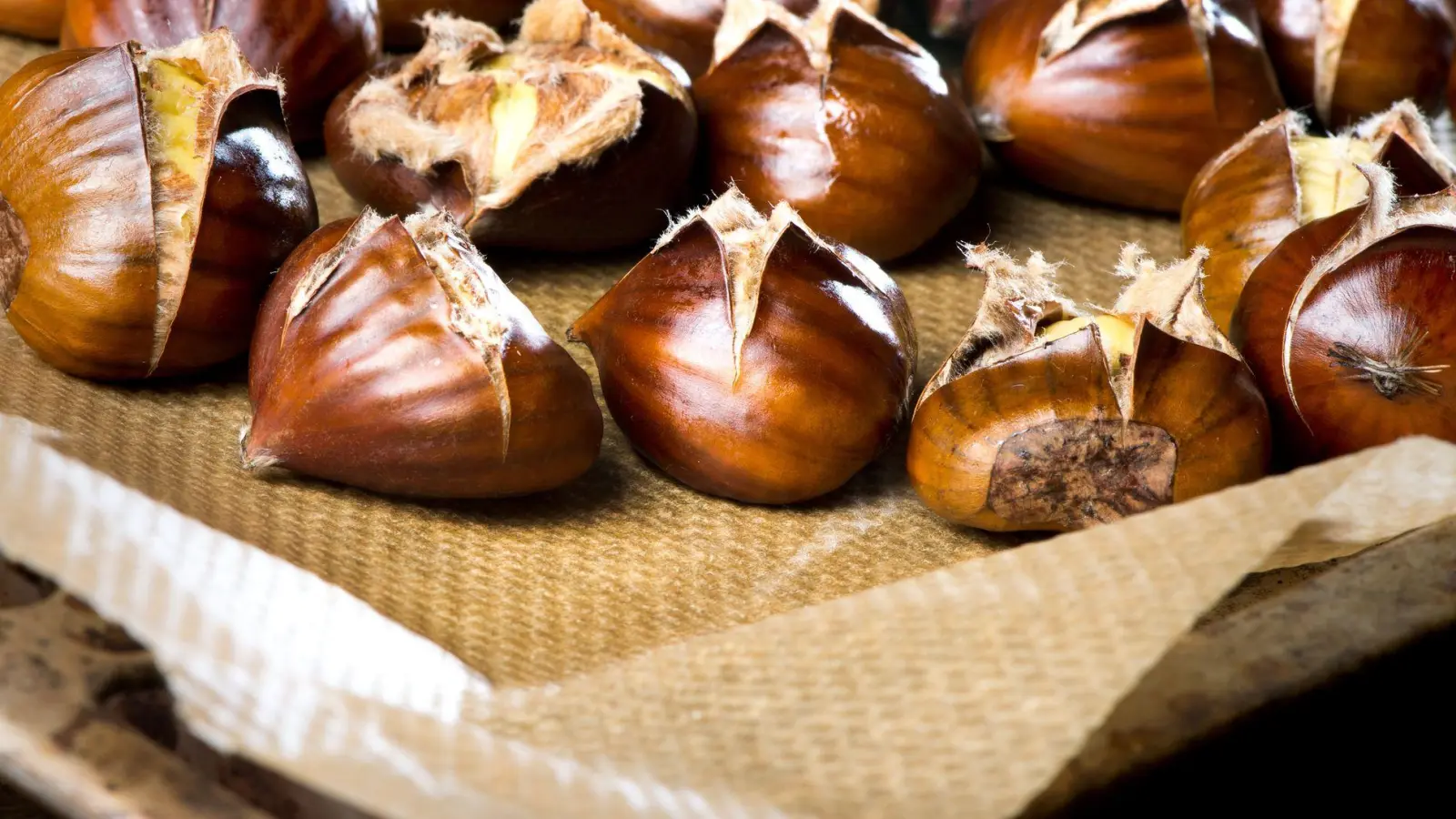 Im Backofen können Maronen selbst geröstet werden. Zuvor sollten sie mit einem scharfen Messer über Kreuz eingeschnitten werden. (Foto: Franziska Gabbert/dpa-tmn)