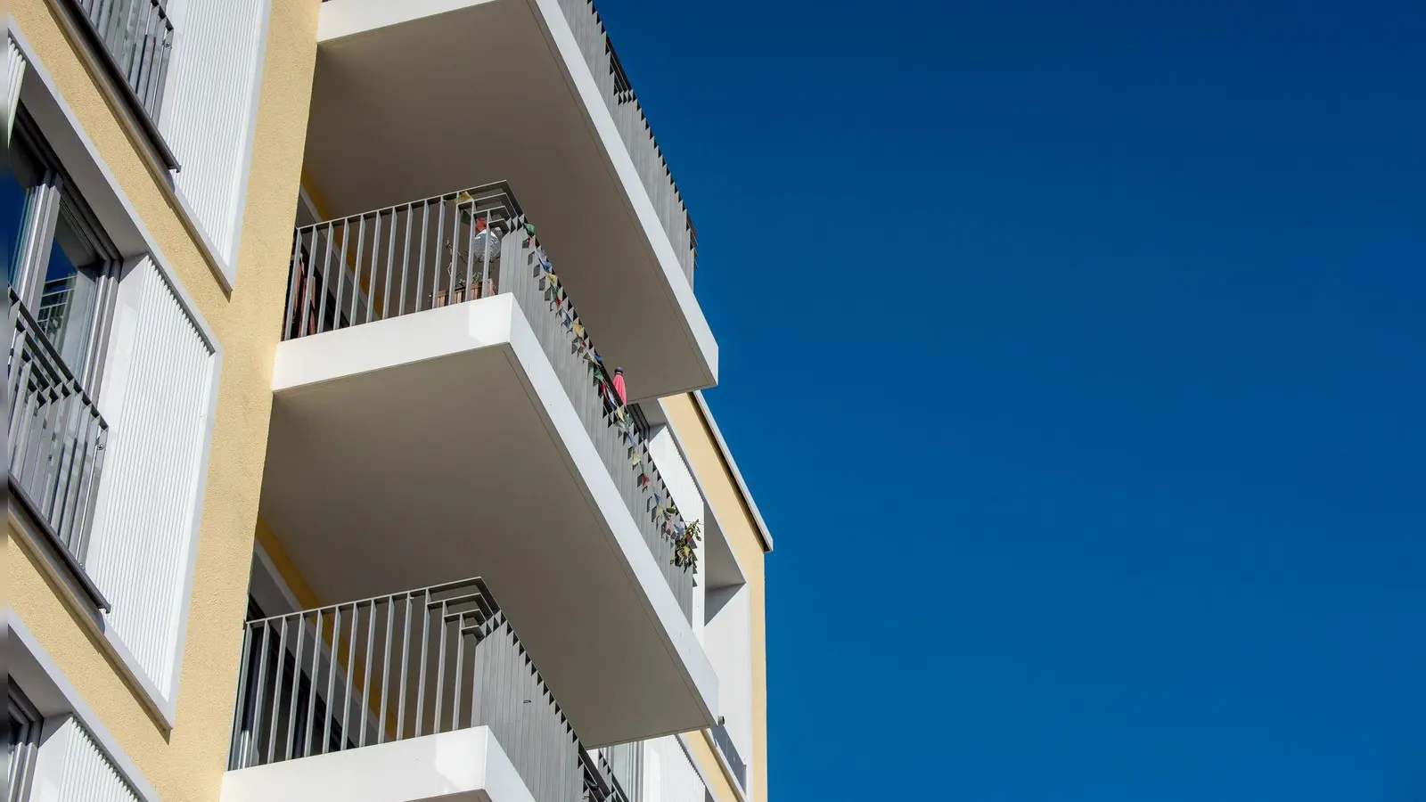 Balkon im Sicherheitscheck: Kisten, Stühle und Tische weg von der Brüstung, damit Kinder nicht hochklettern können. (Foto: Zacharie Scheurer/dpa-tmn)