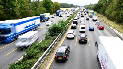 Zähfließender Verkehr auf der Autobahn A3 beim Leverkusener Kreuz. (Foto: Roberto Pfeil/dpa)