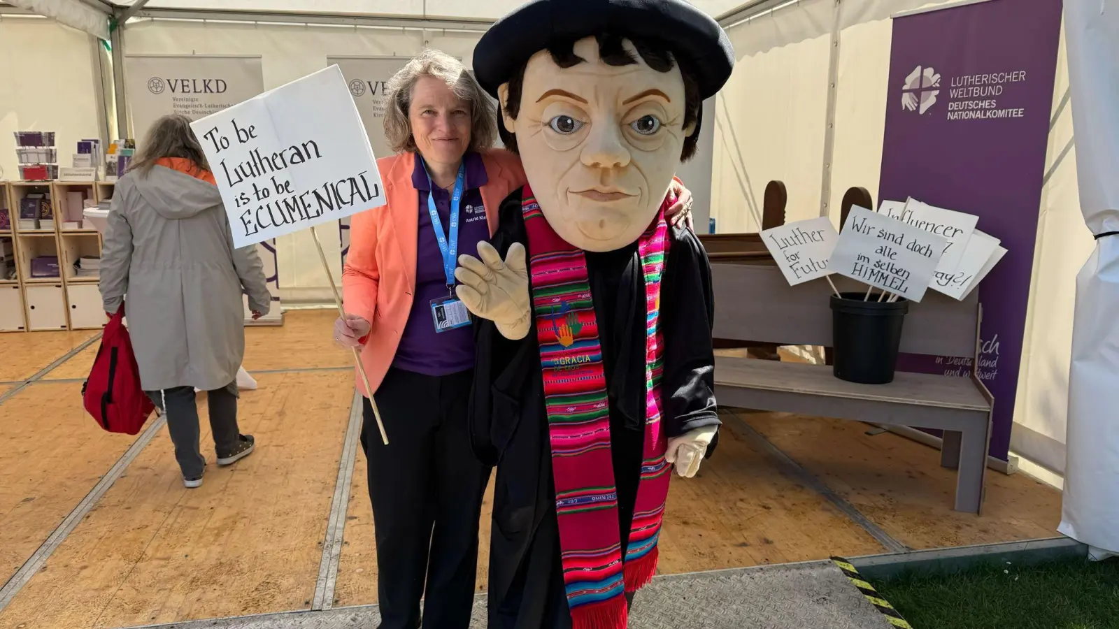 Nanu? Luther posiert auf dem Katholikentag. (Foto: Kathrin Zeilmann/dpa)