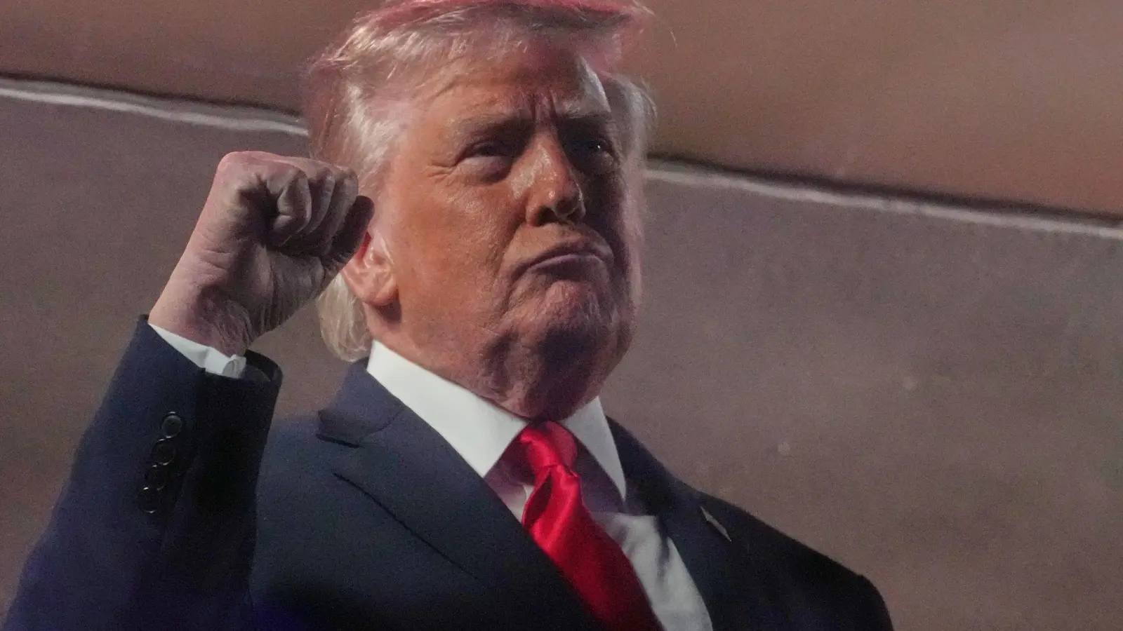 Trump demonstriert Macht. (Foto: Mark Schiefelbein/AP/dpa)