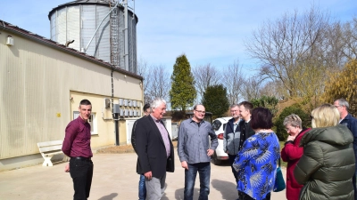 Die Landratsamtsdelegation besah sich auch die Biogasanlage im Ortsteil Rodheim. (Foto: Gerhard Krämer)