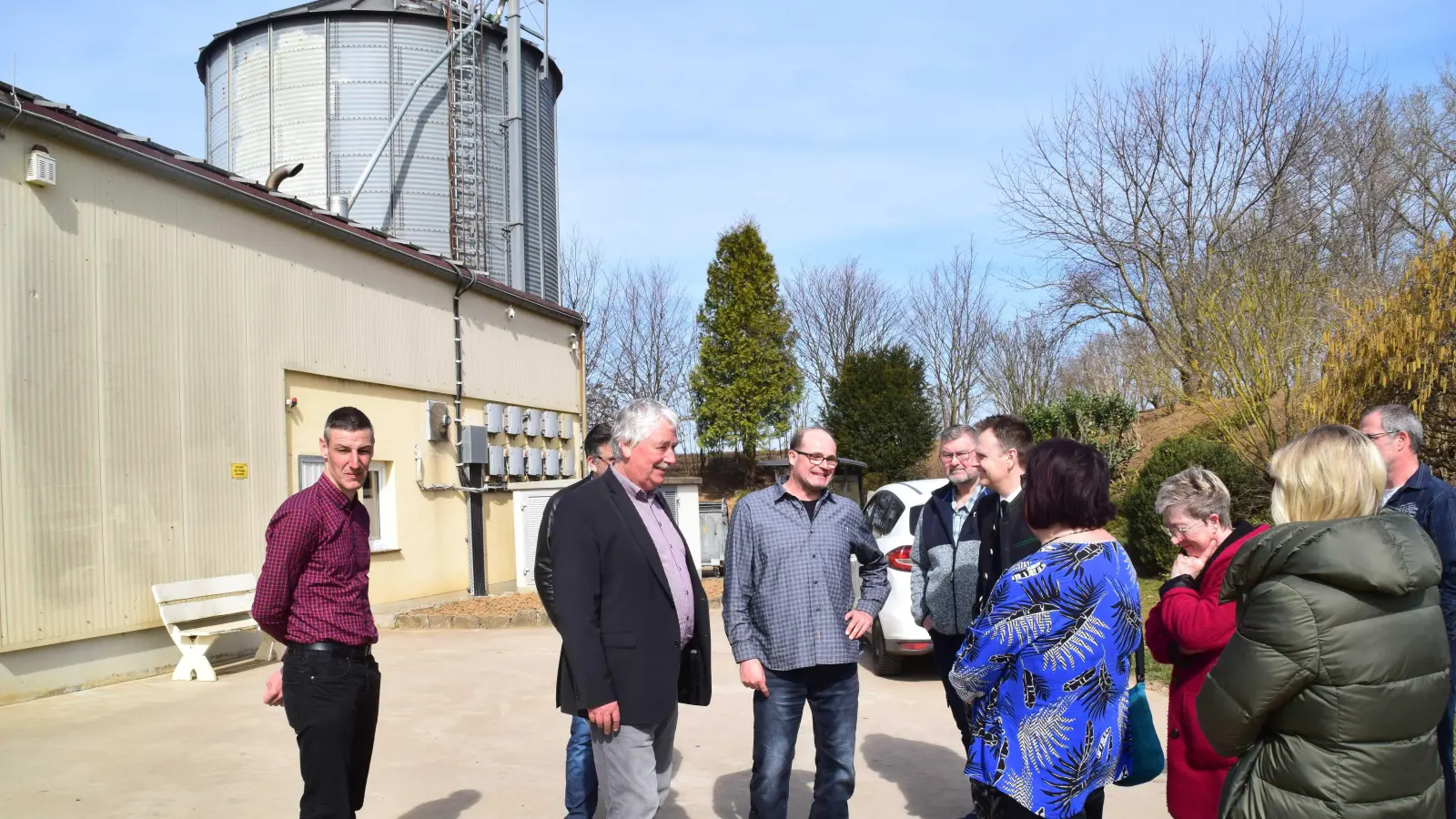 Die Landratsamtsdelegation besah sich auch die Biogasanlage im Ortsteil Rodheim. (Foto: Gerhard Krämer)