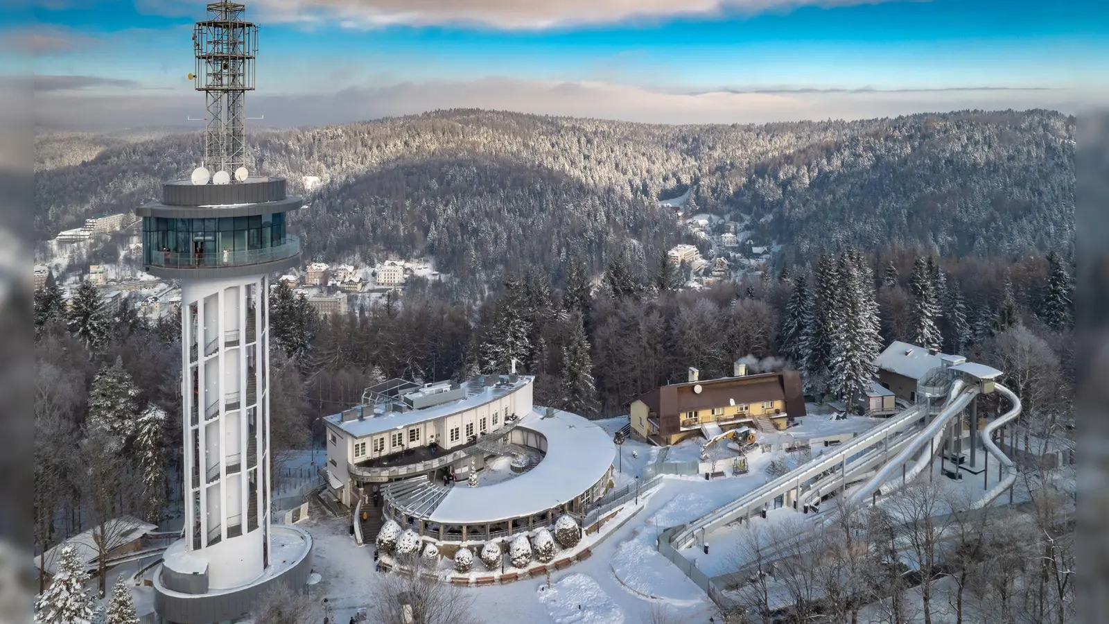 Mit bodentiefen Glasfenstern, Außenbalkon und Skywalk: der neue Aussichtsturm in Krynica-Zdrój. (Foto: Konrad Rogoziński/DigitalPlaces.pl /dpa-tmn)