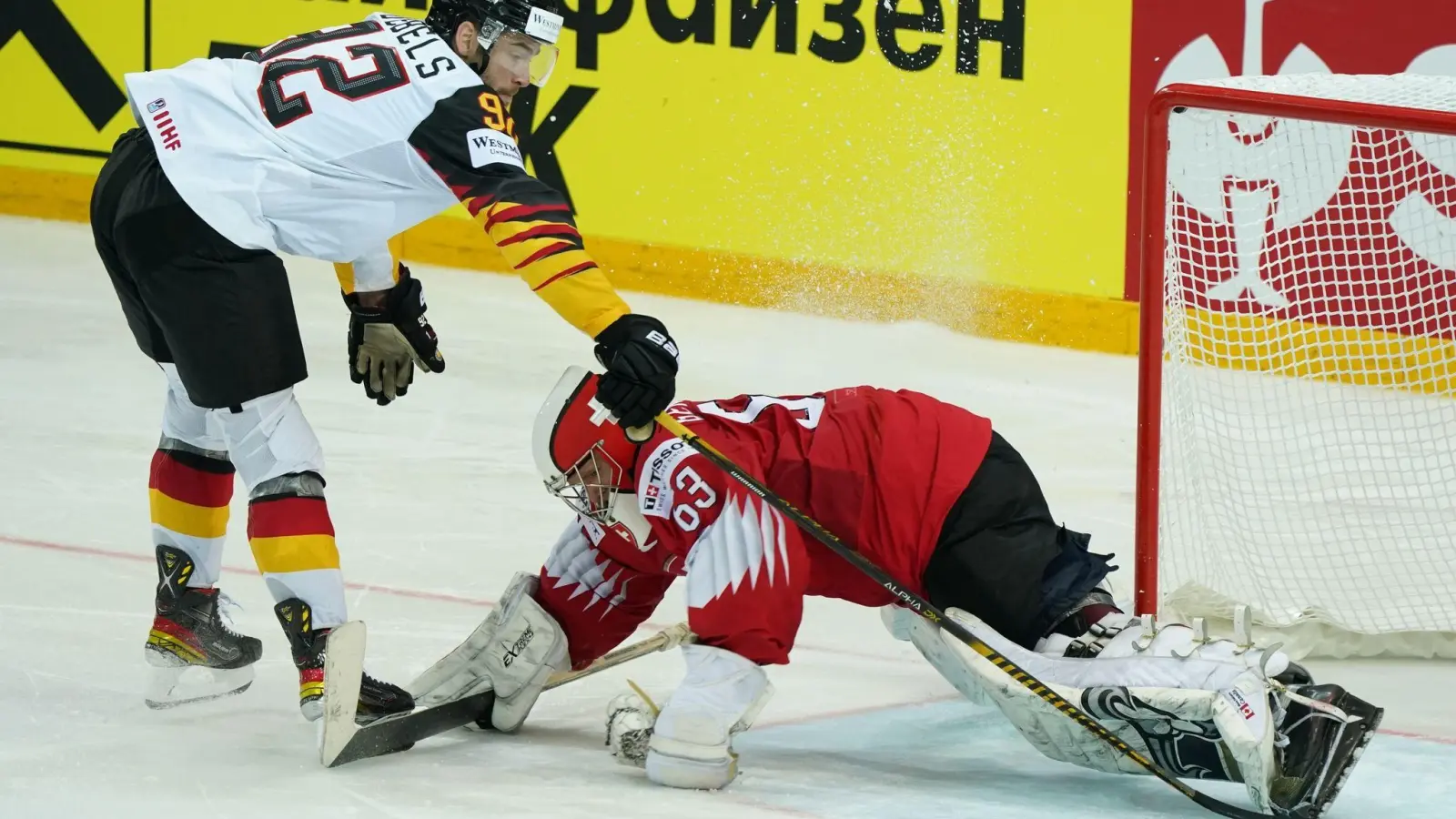 Deutschlands Marcel Noebels schießt den Puck am Schweizer Torwart Leonardo Genoni vorbei. Am Donnerstag kommt es in Riga zum WM-Viertelfinale gegen die Schweiz. (Foto: Roman Koksarov/dpa)