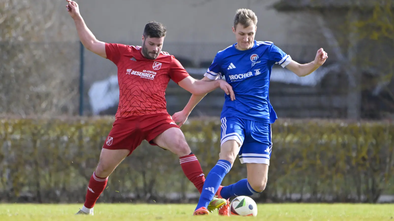 So sah das im Rückspiel der Saison 25/26 aus, als Alexander Roth (links) den Mögeldorfer Torjäger Luca Vitalini bearbeitete und Neuendettelsau 2:1 gewann. (Foto: Martin Rügner)