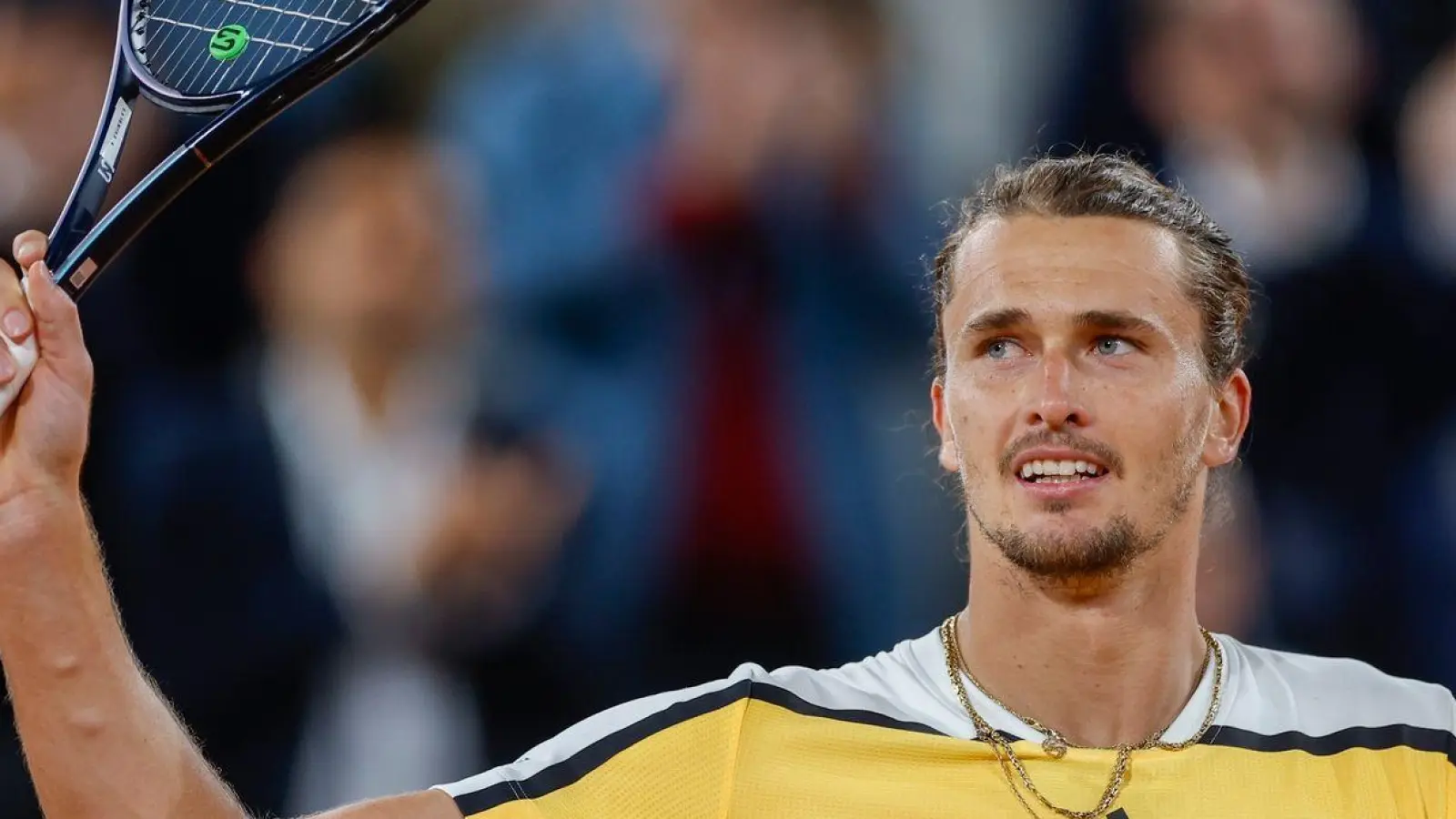 Der deutsche Alexander Zverev feiert seinen Sieg im Viertelfinale und zieht damit zum 4. Mal in Folge ins Halbfinale der French Open. (Foto: Jean-Francois Badias/AP/dpa)